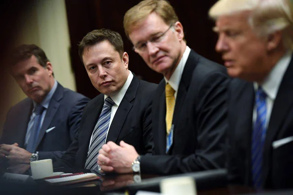 Imagem colorida mostra o empresário Elon Musk em primeiro plano e Donald Trump em segundo - Metrópoles