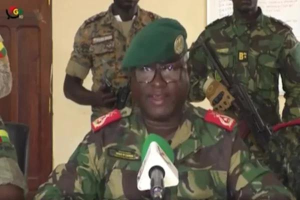 Imagem colorida mostra militares de Guiné-Bissau - Metrópoles