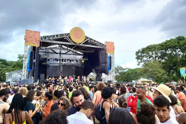 Bloco Divinas Tetas anima o pós-Carnaval neste sábado no DF