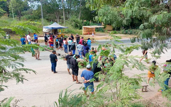 Protesto de moradores causa engarrafamento na BR-080