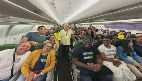 Imagem colorida de brasileiros em avião da FAB israel