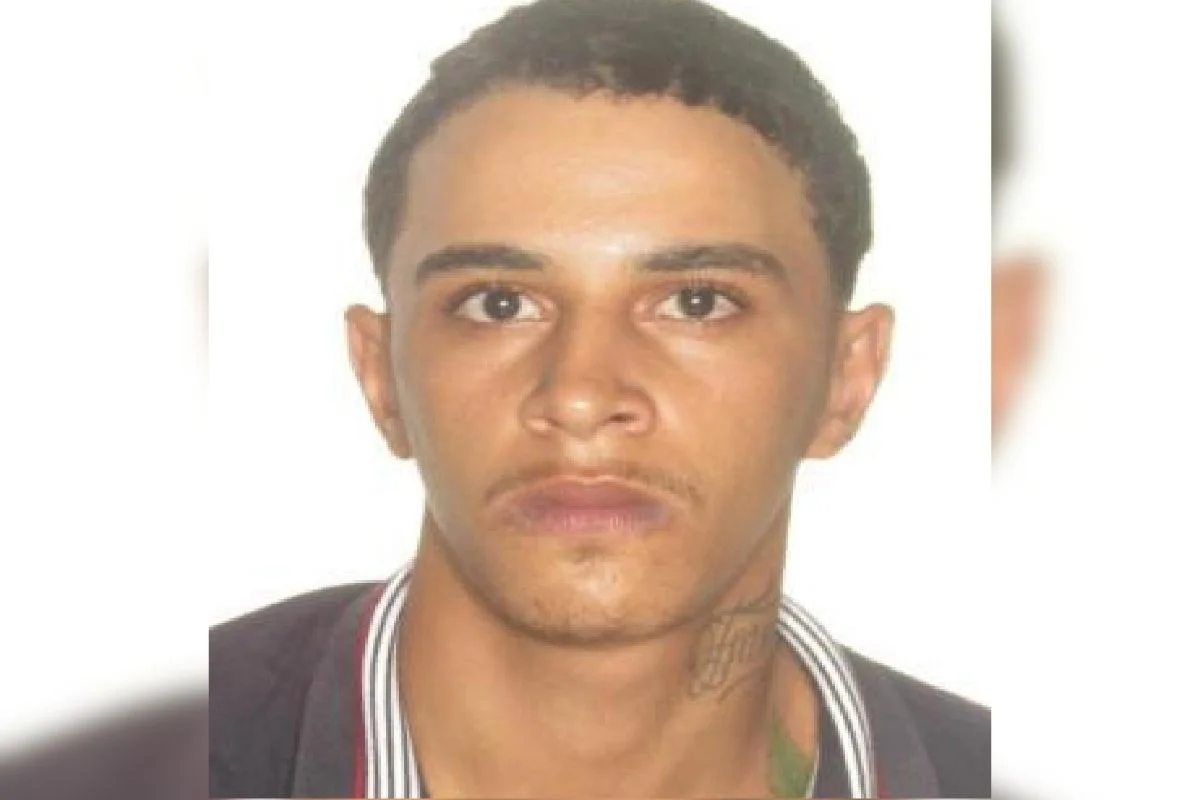 Homem é preso escondido em banheiro após matar amigo com garrafada no rosto