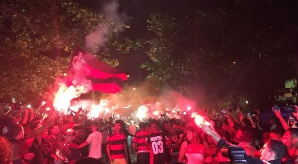 Polícia usa bomba de gás do lado de fora do Maracanã