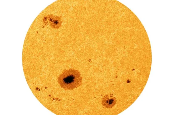 Imagem colorida de detalhes sobre a superfície do sol - Metrópoles