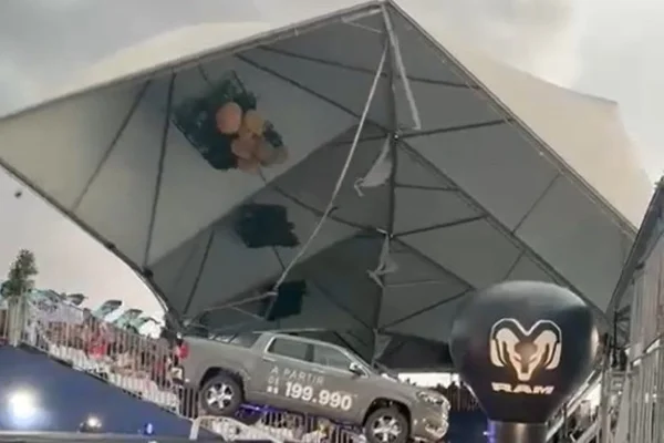 Imagem mostra tenda desmoronando - Metrópoles