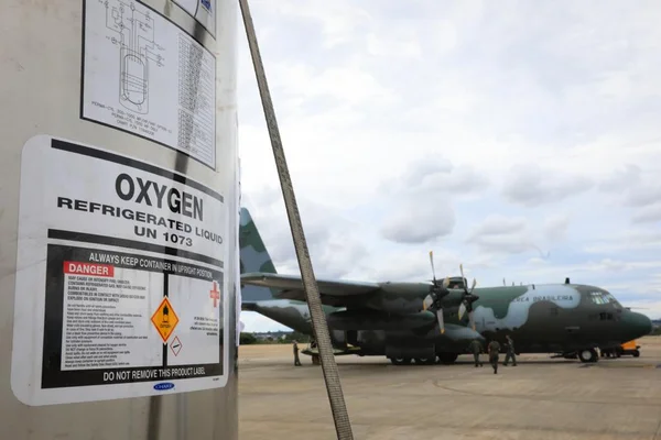 Avião decola de Brasília para Manaus com dez tanques de oxigênio
