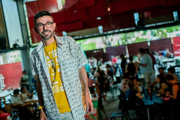 Manu Santos festeja os 40 anos com feijoada no bar Outro Calaf