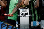 Bateria da torcida argentina com referência às Ilhas Malvinas Bateria da torcida argentina com referência às Ilhas Malvinas