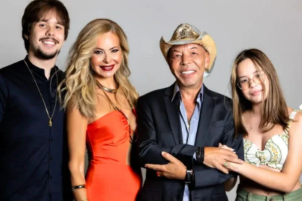 Chrystian com a esposa, Key Vieira, e os filhos João e Lia