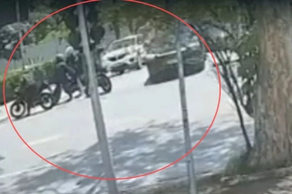 Mulher foi baleada no rosto após carro em que ocupava ser atingido por disparo feito por ladrão durante assalto.