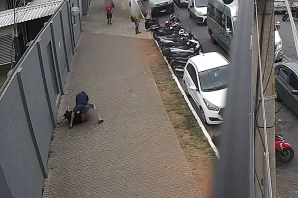 Homem enforca mulher no meio da calçada na Rua Barão de Piracicaba - Metrópoles