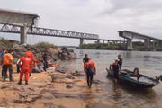 Corpo de Bombeiros durante buscas após queda da ponte JK