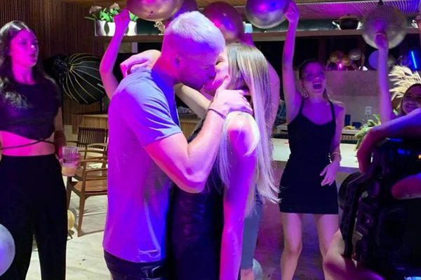 Daniel, do BBB20, é flagrado aos beijos