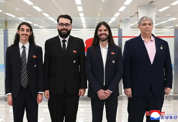 Imagem colorida mostra grupo de brasileiros na Coreia do Norte - Metrópoles