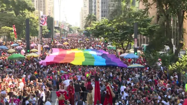Parada LGBT reúne milhares na Avenida Paulista neste domingo (23/6)
