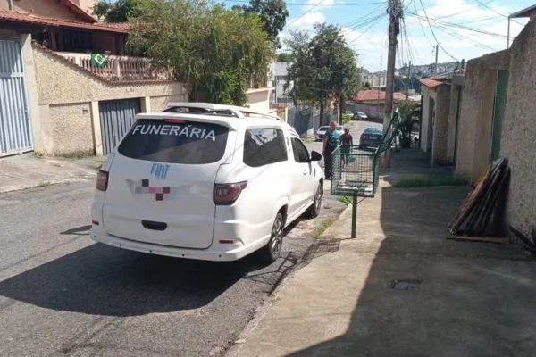 imagem colorida carro de funeraria roubado