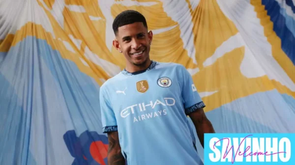 Imagem colorida de SAvinho com a camisa do Manchester City- Metrópoles