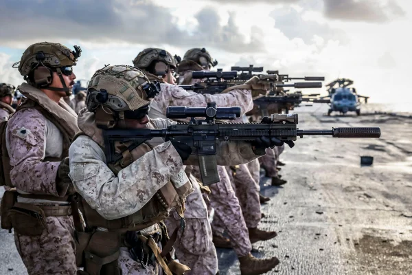 Imagem colorida mostra marines dos EUA durante exercício militar no Caribe - Metrópoles