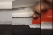Portão de avião suga pedaço de papel