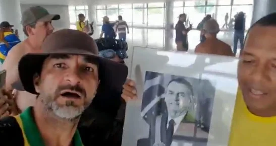 No Planalto, bolsonaristas depredam galeria de presidentes da República