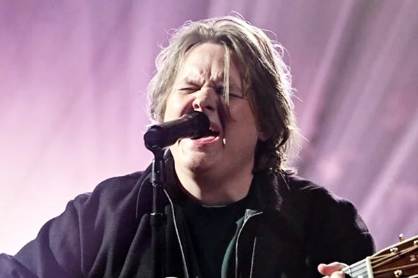 O cantor Lewis Capaldi possui Síndrome de Tourette - Metrópoles