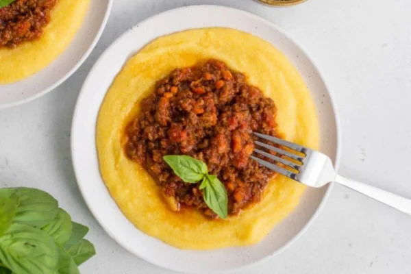 Carne moída com polenta