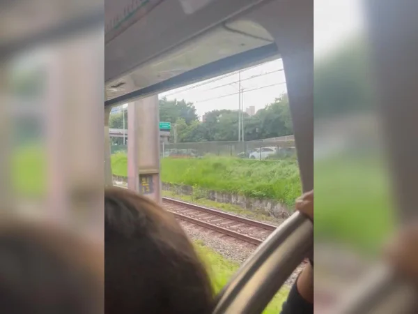 Trem da ViaMobilidade circula com portas abertas
