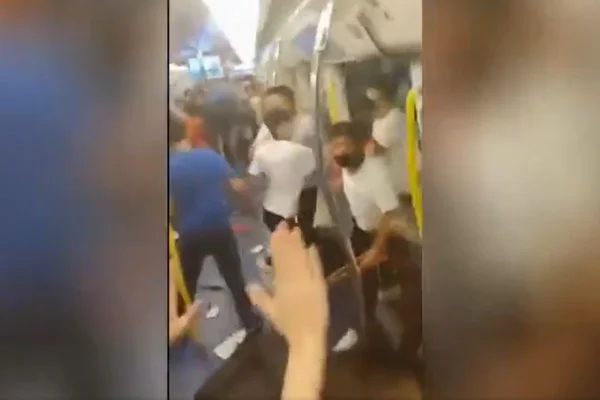 Vídeo. Ataque violento contra manifestantes gera revolta em Hong Kong