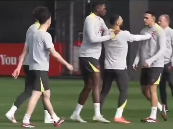 Imagem colorida de jogadores do Liverpool - Metrópoles