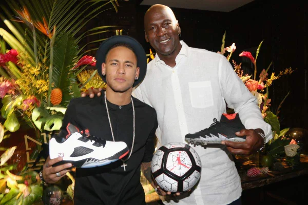 A imagem mostra os atletas Michael Jordan e Neymar Jr juntos em evento