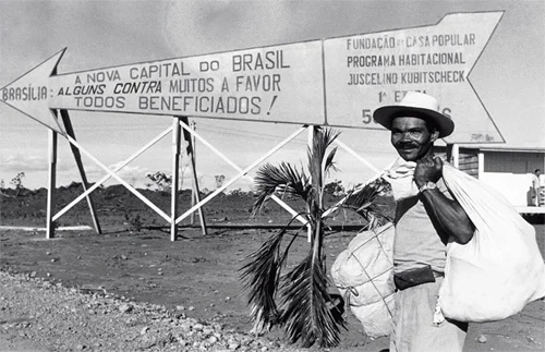 Nos anos 1970, peça teatralizou como o governo enganou os candangos