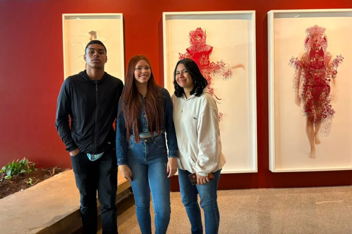 Visita escolar leva alunos do CEM 404 à Constelações Contemporâneas Visita escolar leva alunos do CEM 404 à Constelações Contemporâneas