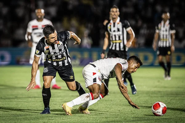 Imagem colorida dos jogadores de Santos e Botafogo-SP