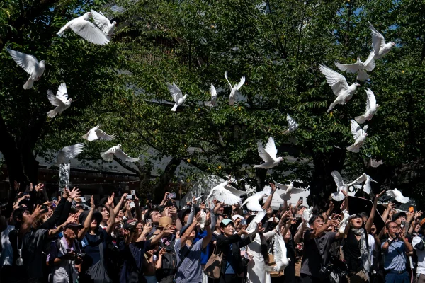 Japoneses comparecem ao Santuário Yasukuni, em Tóquio, na celebração dos 80 anos da rendição do país aos EUA na 2ª Guerra