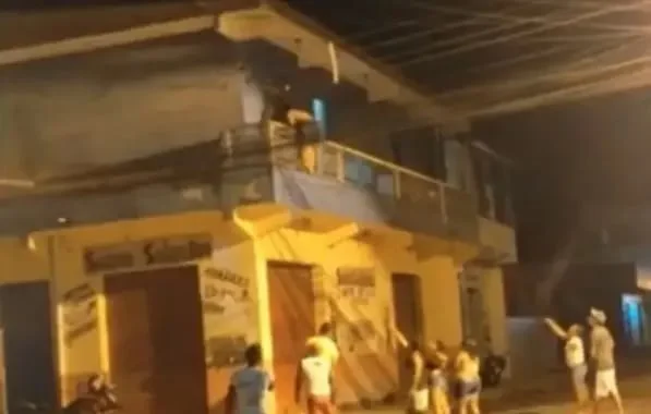 Vídeo: mulher pula janela para fugir de agressão em Porto Seguro