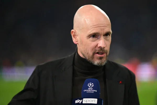 Erik Ten Hag fala à imprensa antes da partida entre sua equipe, o Ajax, e o Benfica, pela Liga dos Campeões