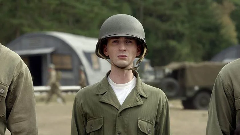 <b>Capitão América: O Primeiro Vingador (2011).</b> O filme de origem do Capitão certamente merece mais carinho dos fãs do MCU, o Universo Cinematográfico Marvel. O longa exala toda uma veia romântica e nostálgica para os amantes de quadrinhos, sem falar na precisa composição do personagem-título. Muito se deve ao olhar carinhoso e detalhista do diretor, Joe Johnston, de Jumanji (1995), sobre o material de origem. Na <a href="https://www.netflix.com/title/70153850"><b>Netflix</b></a> <b>Capitão América: O Primeiro Vingador (2011).</b> O filme de origem do Capitão certamente merece mais carinho dos fãs do MCU, o Universo Cinematográfico Marvel. O longa exala toda uma veia romântica e nostálgica para os amantes de quadrinhos, sem falar na precisa composição do personagem-título. Muito se deve ao olhar carinhoso e detalhista do diretor, Joe Johnston, de Jumanji (1995), sobre o material de origem. Na <a href="https://www.netflix.com/title/70153850"><b>Netflix</b></a>