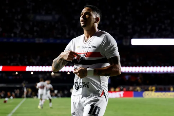 São Paulo vira, vence Flamengo e inicia o Brasileirão com três pontos