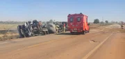 Acidente entre um ônibus e um caminhão-tanque carregado de óleo diesel em Rondônia