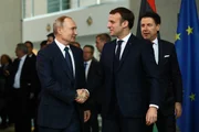 Emmanuel Macron e Vladimir Putin Emmanuel Macron e Vladimir Putin