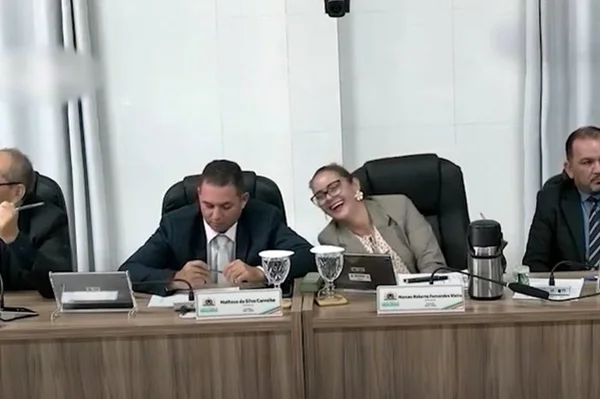 Vereadora ri de gesto obsceno em sessão legislativa no CEará - Metrópoles