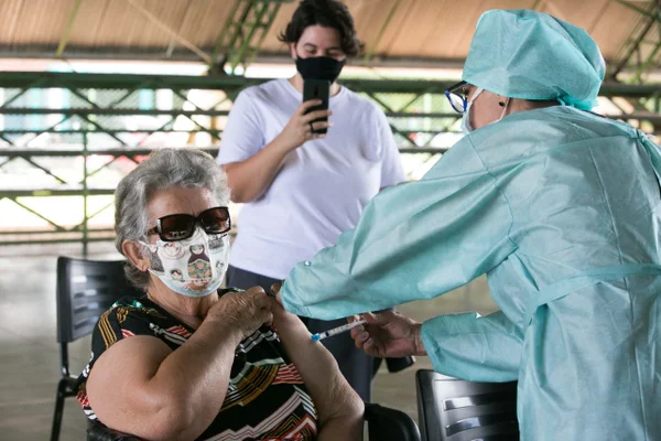 Vacinação de idosos contra a Covid-19 no Paranoá