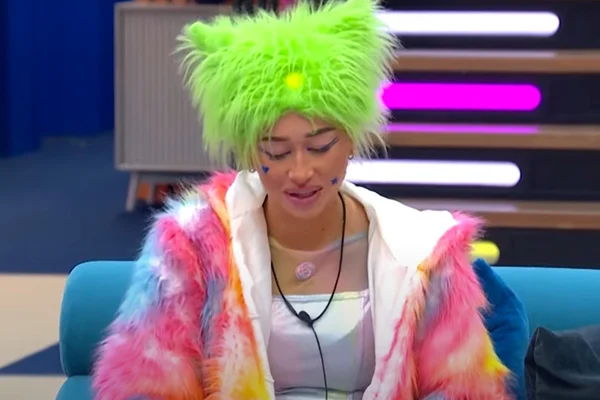 Foto colorida de Olivia, participante do Big Brother UK - Metrópoles