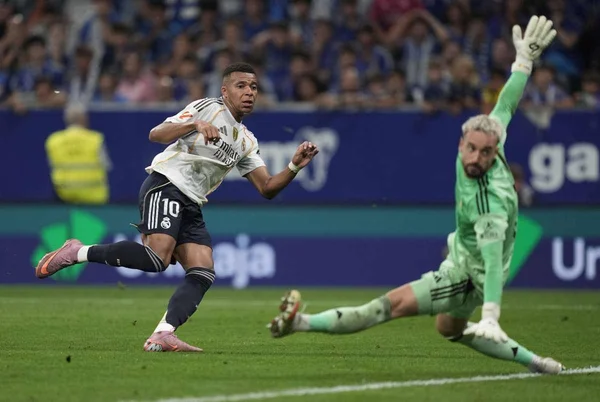 Mbappé e Vini Jr. garantem vitória do Real Madrid contra o Oviedo - destaque galeria