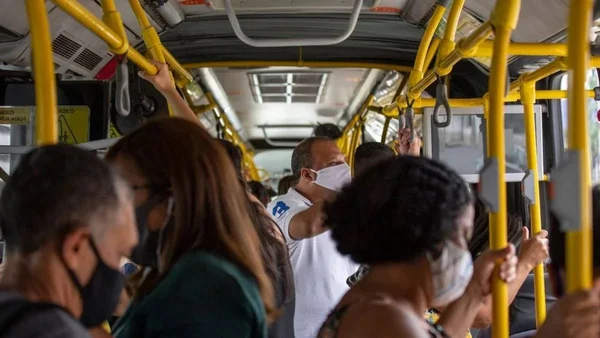Onibus lotado. Pessoas usam máscara contra a pandemia de covid-19 | Metrópoles