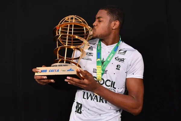 Acidente de jet-ski mata Michael Uchendu, ex-jogador do Bauru (SP)