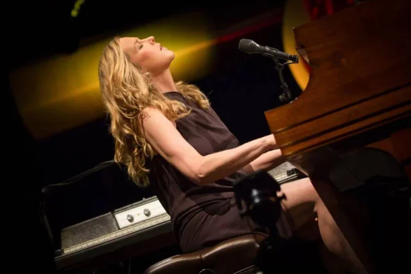 Diana Krall tocando piano - Metrópoles