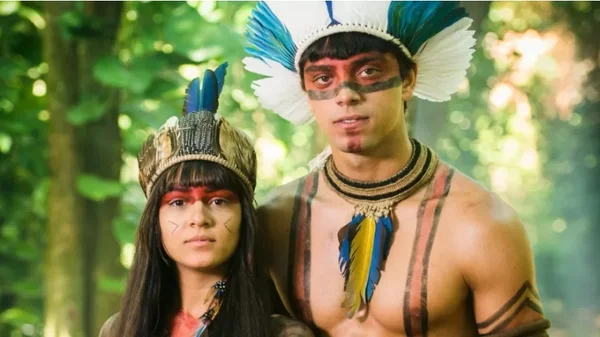 Piatã (Rodrigo Simas) e Jacira (Giullia Buscacio) em Nos Tempos do Imperador