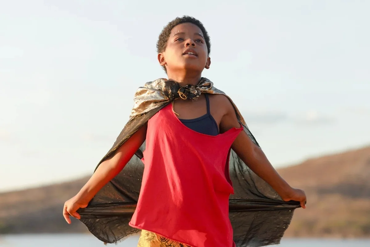 O filme Narra a história de Gugu (Yuri Gomes), um menino apaixonado por futebol e dança que vive com a avó Dilma (Teca Pereira) no sertão cearense O filme Narra a história de Gugu (Yuri Gomes), um menino apaixonado por futebol e dança que vive com a avó Dilma (Teca Pereira) no sertão cearense