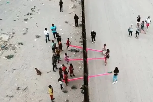 Arquiteto instala gangorras na fronteira EUA-México para unir pessoas